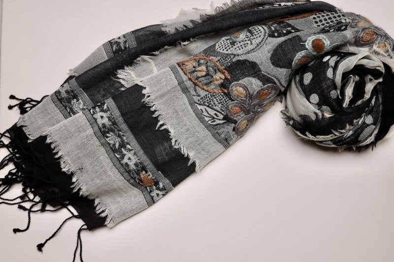 【母親節禮物】喀什米爾水煮羊毛手工刺繡圍巾披肩黑白配灰色三層 - 圍巾/披肩 - 羊毛 黑色