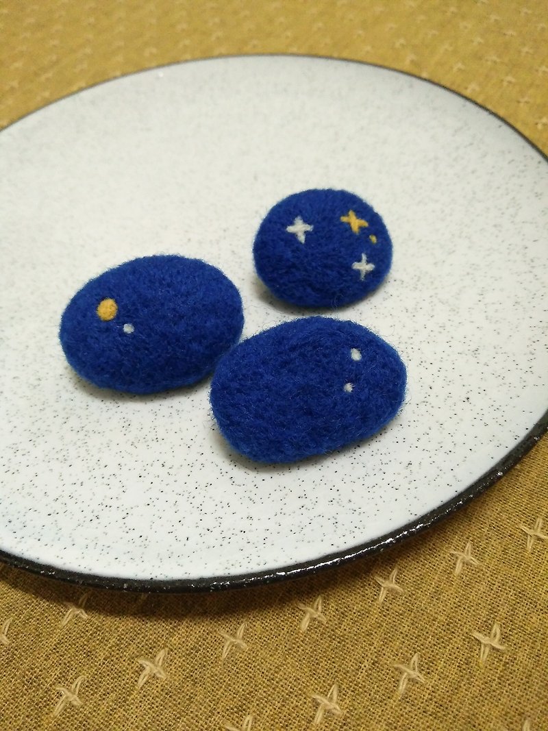 Hand made wool felt pin starry sky - Brooches - Wool Blue