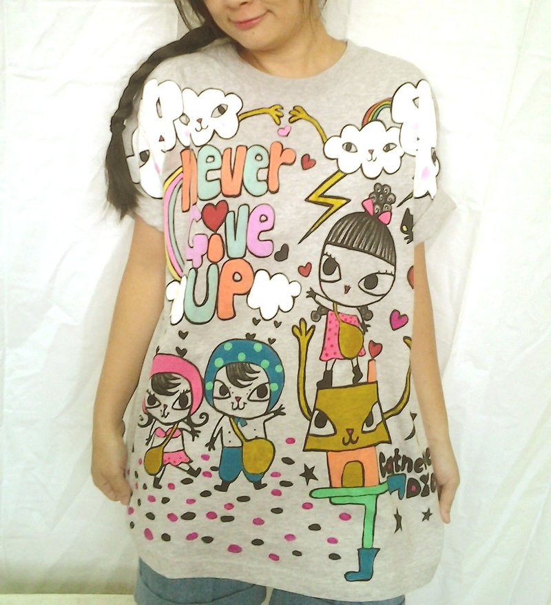 【夏の新商品】香港デザインのアンデッドキャットの自社ブランド手描きフルプリントフラワーグレーストレートボディㄒシャツを諦めない - Tシャツ - コットン・麻 グレー
