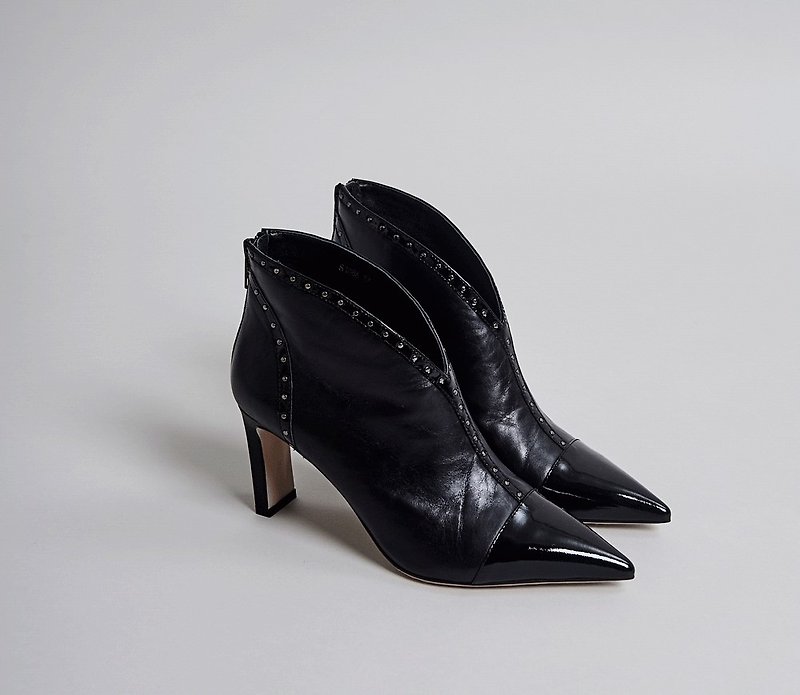 Pointed V-port thin and bare boots black - รองเท้าส้นสูง - หนังแท้ สีดำ