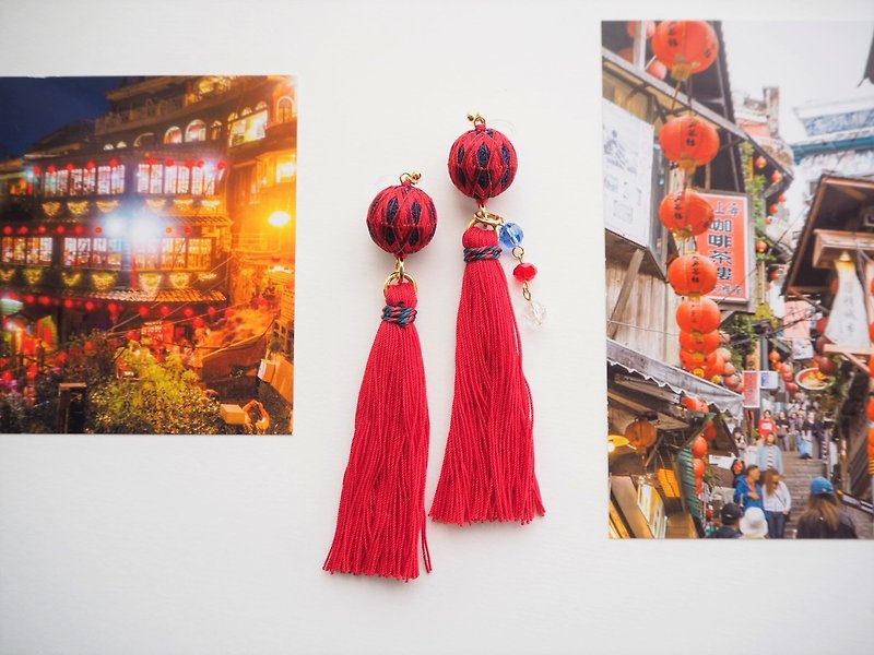 tachibanaya Taiwan Jiufen Jiufen japanese TEMARI earrings Red tassel - Earrings & Clip-ons - Thread Red