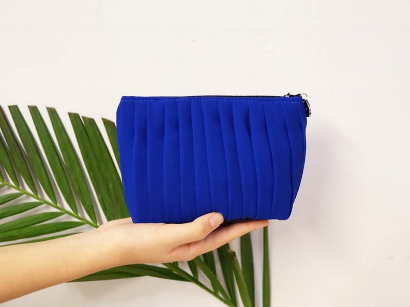 vingt six royal blue cosmetic bag. Clutch - กระเป๋าคลัทช์ - ผ้าฝ้าย/ผ้าลินิน สีน้ำเงิน