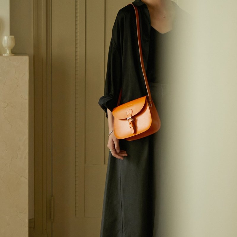 JOYDIVISION Classic Retro Leather Saddle Bag One Shoulder Messenger Ladies Small Bag Simple Handmade Art Bag - กระเป๋าแมสเซนเจอร์ - หนังแท้ หลากหลายสี