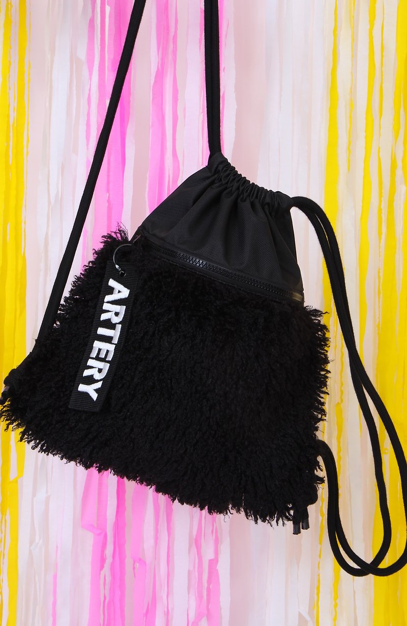 ARTERY black fur grass back harness bag - กระเป๋าหูรูด - วัสดุกันนำ้ สีดำ