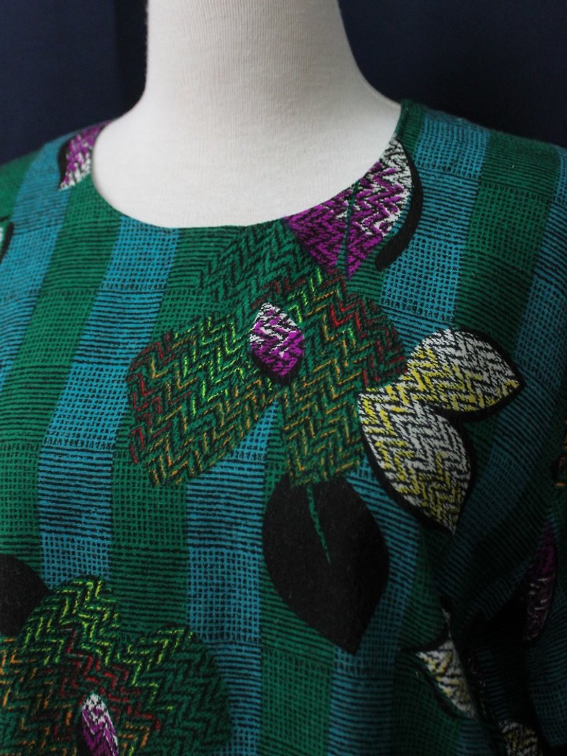 【RE0511T020】 retro blue and green geometric printing short-sleeved ancient shirt - special - เสื้อเชิ้ตผู้หญิง - เส้นใยสังเคราะห์ สีเขียว
