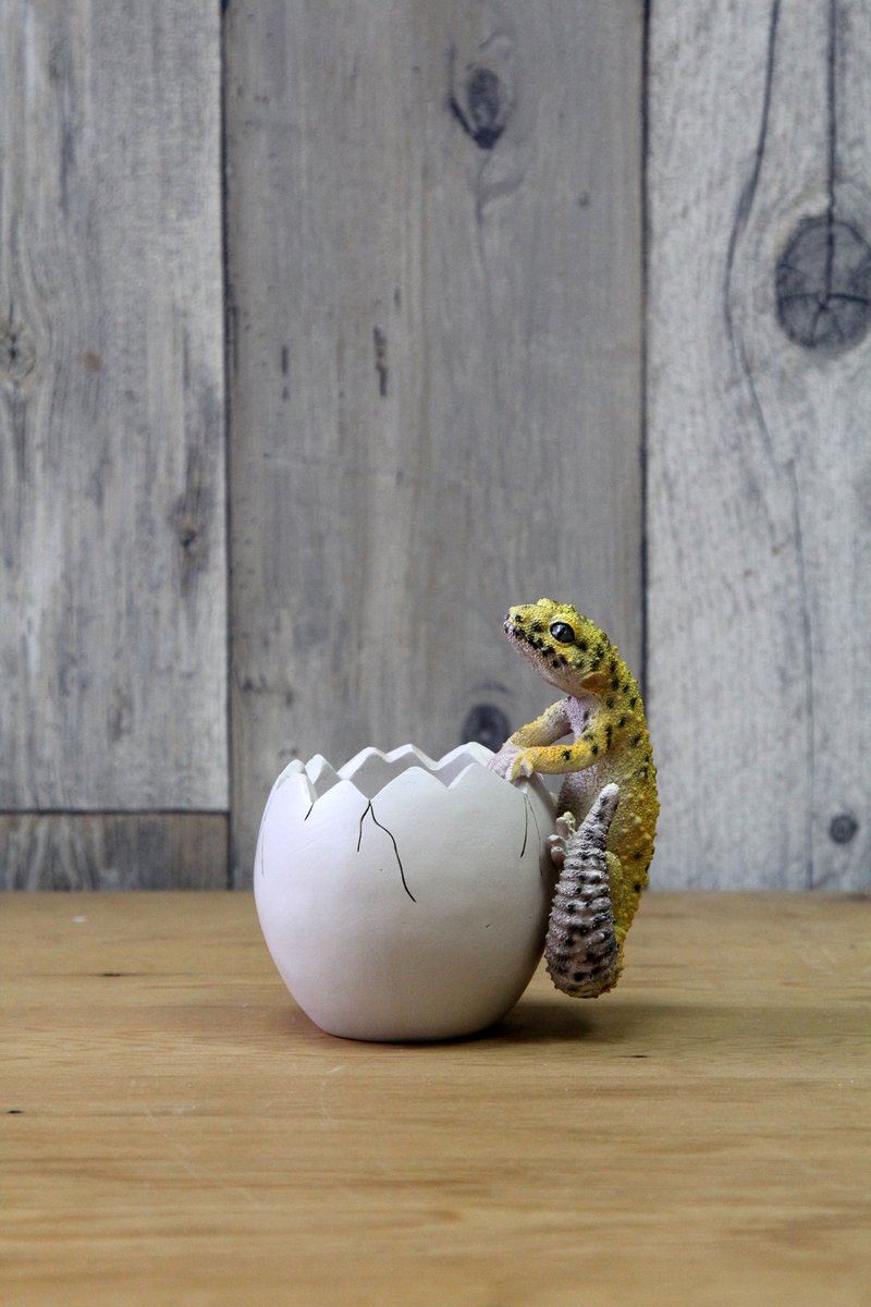 Japan Magnets realistic animal series leopard gecko out of the egg shape pen holder/pen holder - กล่องใส่ปากกา - เรซิน สีเหลือง