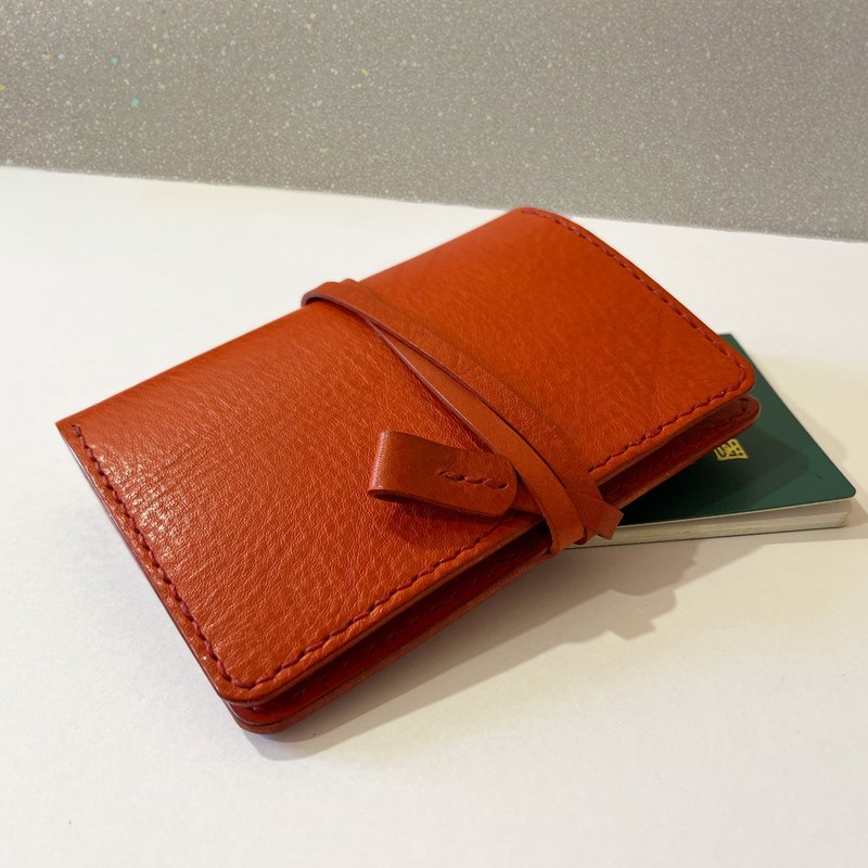 【クリスマスギフト】エマニュエル レザーパスポートケース / ベジタブルタンニンなめし革 - ロイヤルローズレッド - パスポートケース - 革 レッド