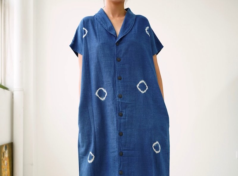 Hand-dyed blue French style open-front short-sleeved dress - ชุดเดรส - ผ้าฝ้าย/ผ้าลินิน สีน้ำเงิน