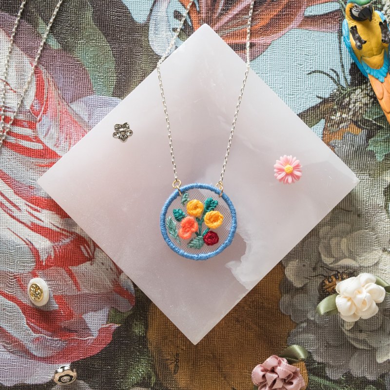 【刺繡飾物】立體刺繡花束　手作吊飾頸鏈 - 頸鏈 - 其他金屬 多色
