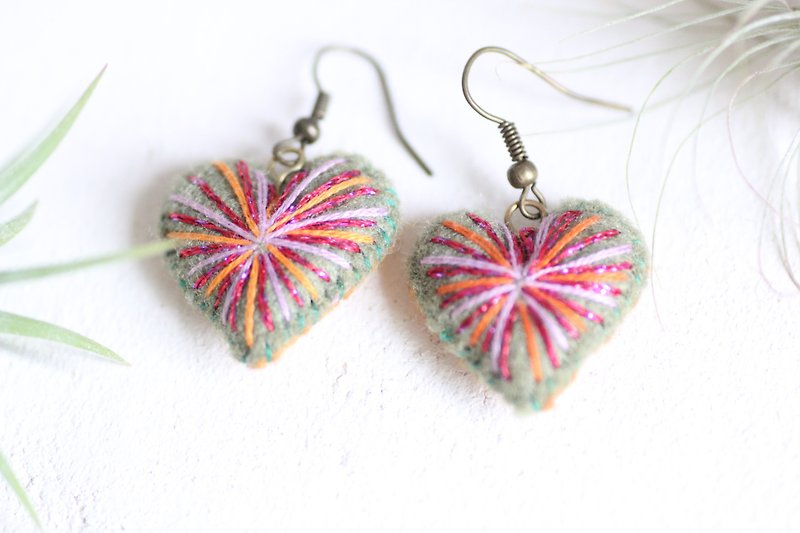 Green Heart earrings - Plumped hearts embroidered with pink lame threads - ต่างหู - เส้นใยสังเคราะห์ สีเขียว