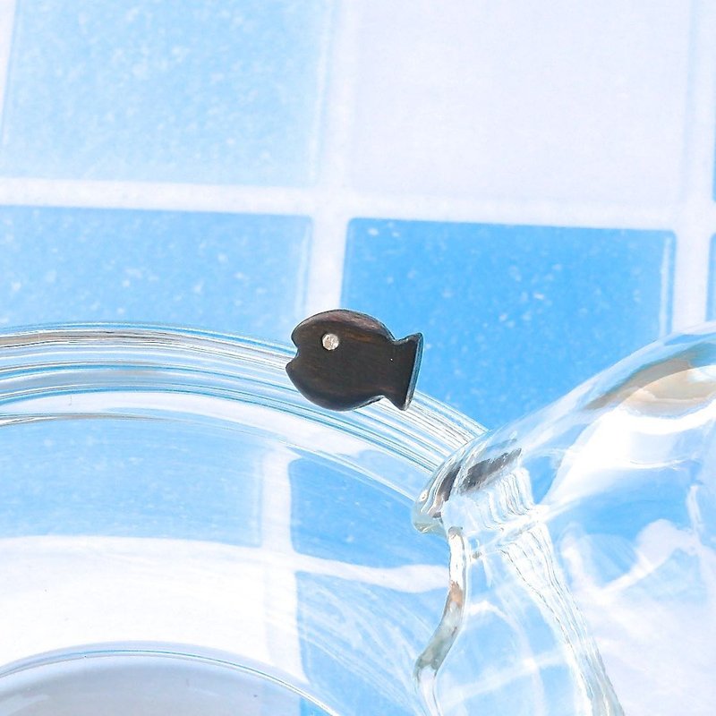 小魚 手工原木耳環 純銀耳針 單隻 禮物訂製 - 耳環/耳夾/耳骨夾 - 木頭 咖啡色