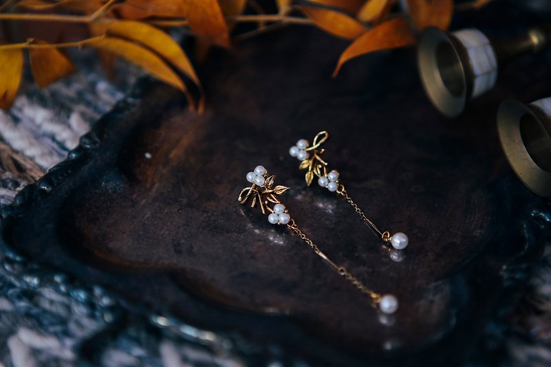 COR-DATE / Flower and grass pearl asymmetrical pearl earrings - ต่างหู - วัสดุอื่นๆ 