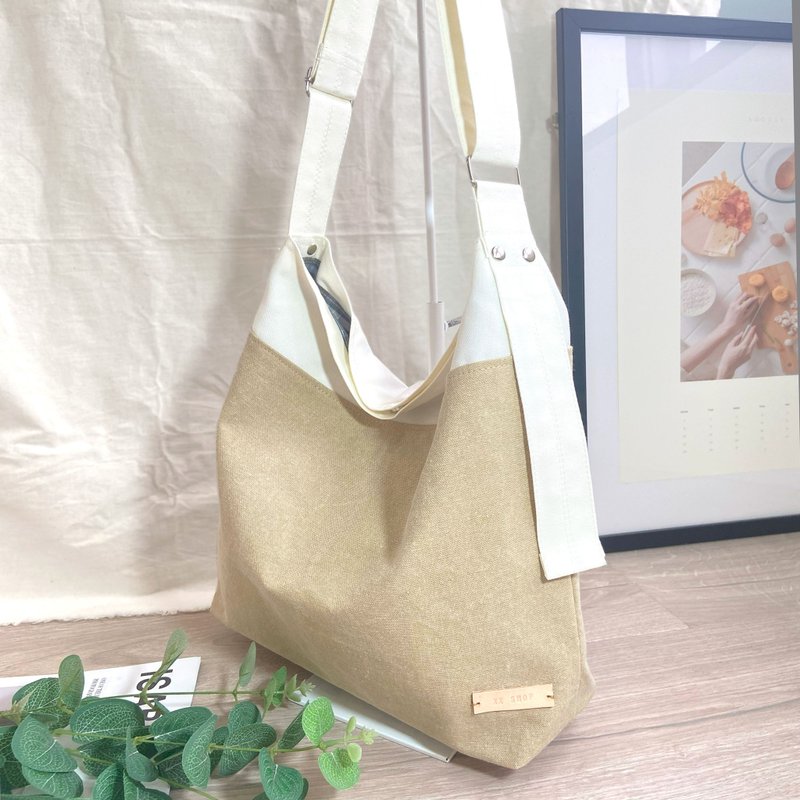 Color matching large capacity lightweight casual shoulder crossbody bag LAZY BAG - กระเป๋าแมสเซนเจอร์ - ผ้าฝ้าย/ผ้าลินิน สีกากี