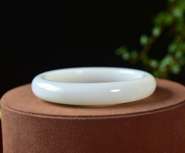 和田玉バングル、内径59mm。趣深く、精緻な彫刻が施されており、手元を