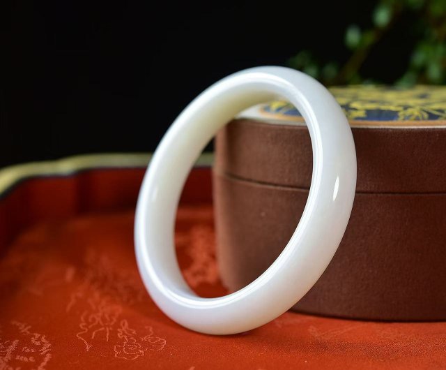 和田玉バングル、内径59mm。趣深く、精緻な彫刻が施されており、手元を