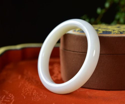 和田玉バングル、内径59mm。趣深く、精緻な彫刻が施されており、手元を