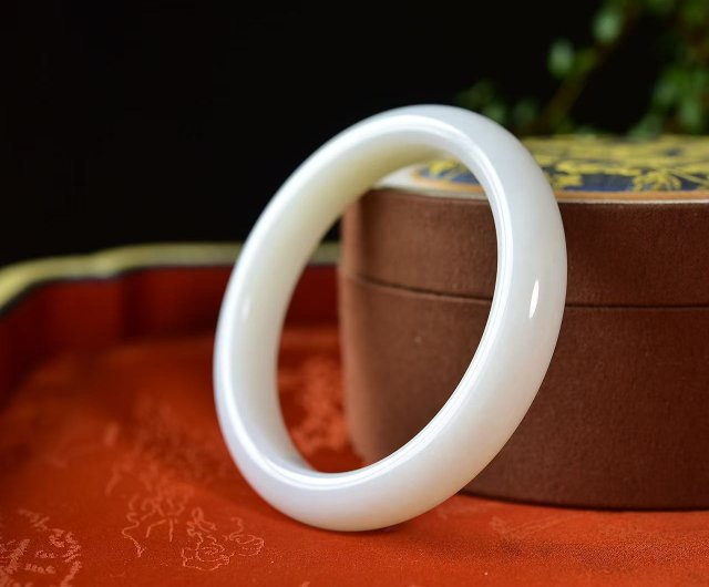 和田玉バングル、内径59mm。趣深く、精緻な彫刻が施されており、手元を