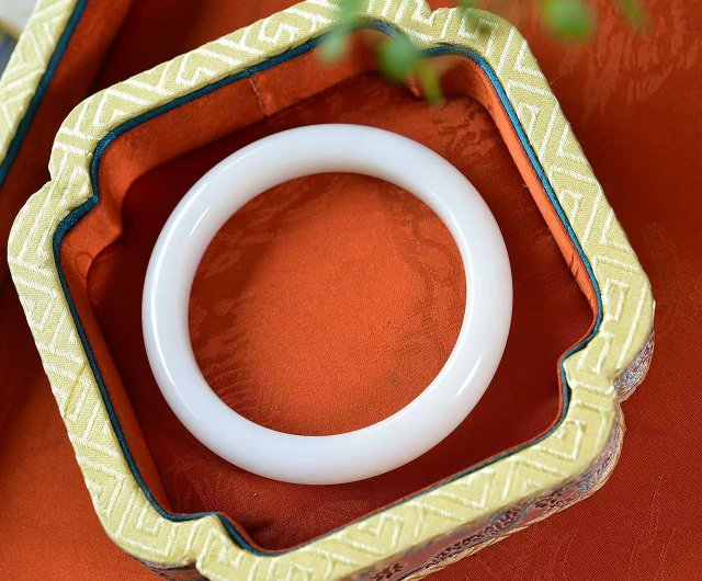 和田玉バングル、内径59mm。趣深く、精緻な彫刻が施されており、手元を