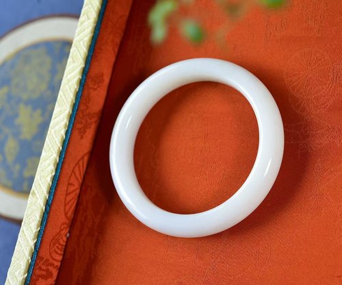 和田玉バングル、内径59mm。趣深く、精緻な彫刻が施されており、手元を