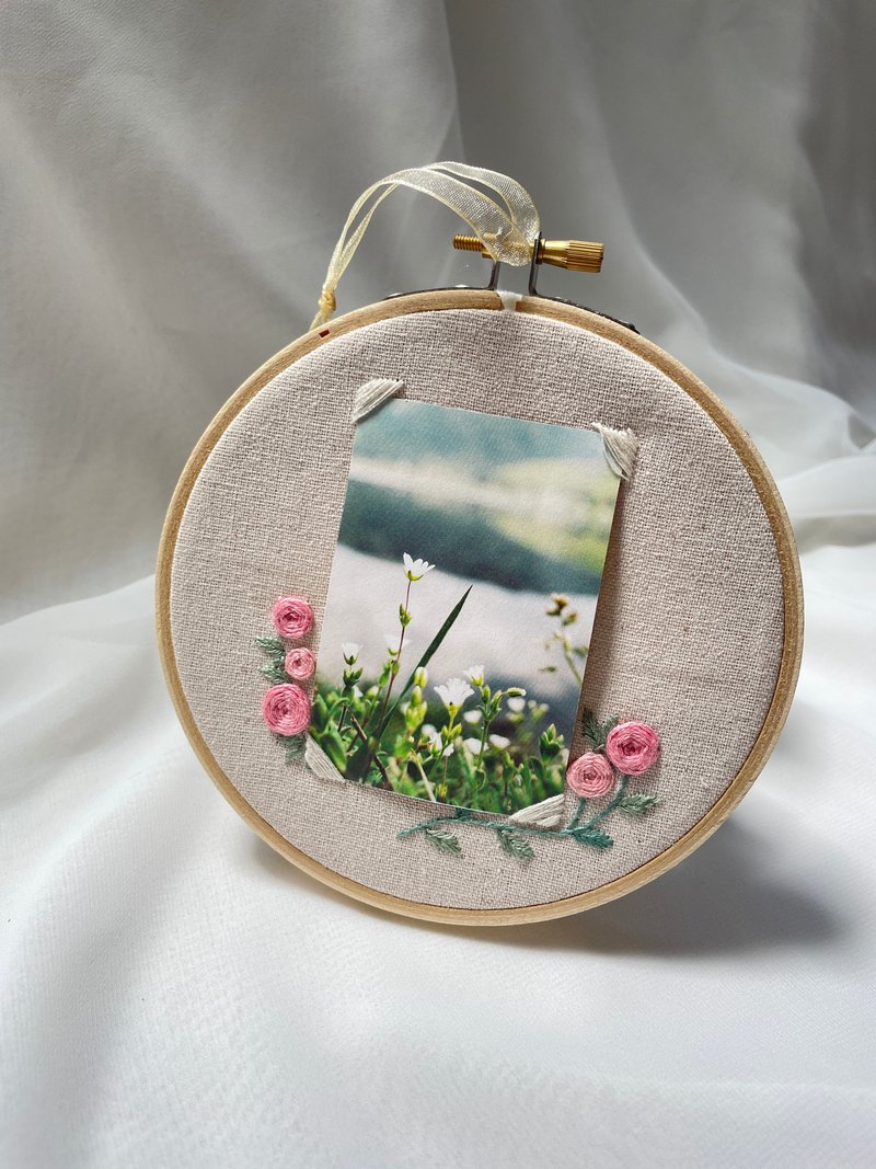 【芳小姐手作】存放回憶刺繡花草相框  小禮物 加紀念文字 - 相框/畫框 - 棉．麻 多色