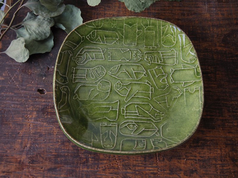 Green square plate with relief penguins - จานและถาด - ดินเผา สีเขียว