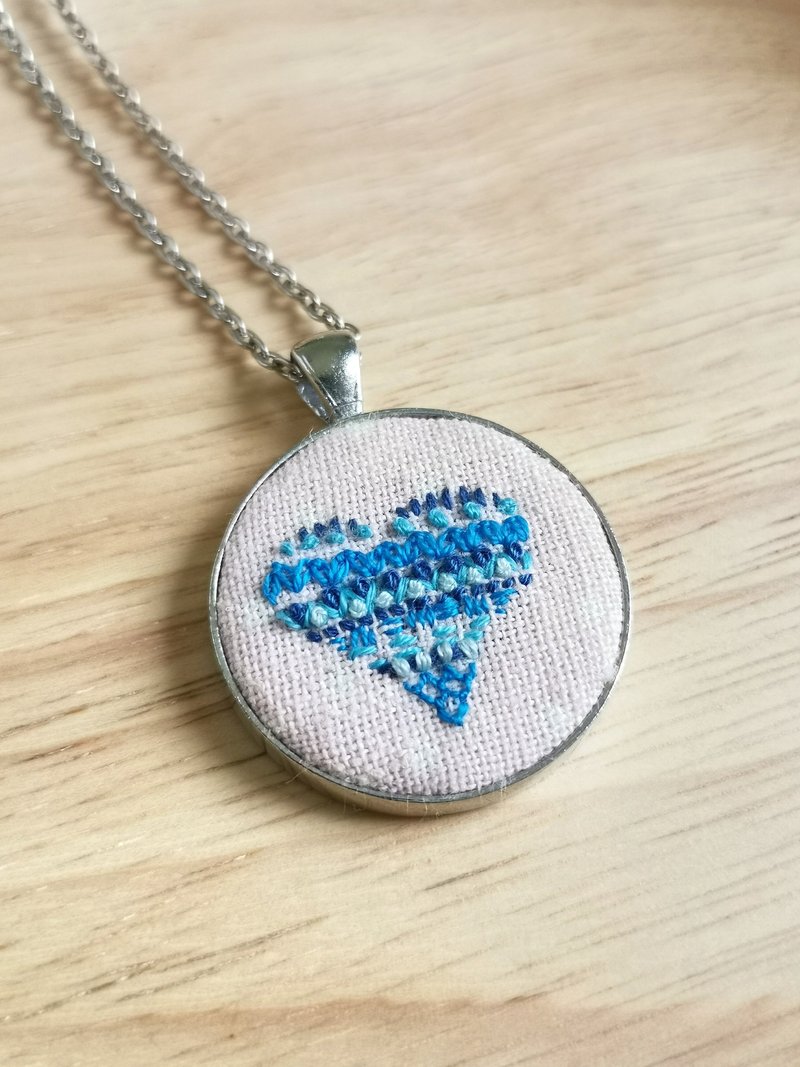 CaCa Crafts | 手工刺繡 珠繡項鍊【藍心】 - 項鍊 - 繡線 藍色