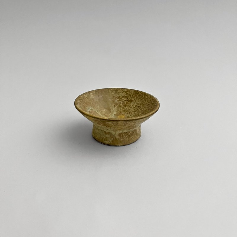 Earthy yellow pottery small platform - จานและถาด - ดินเผา สีกากี