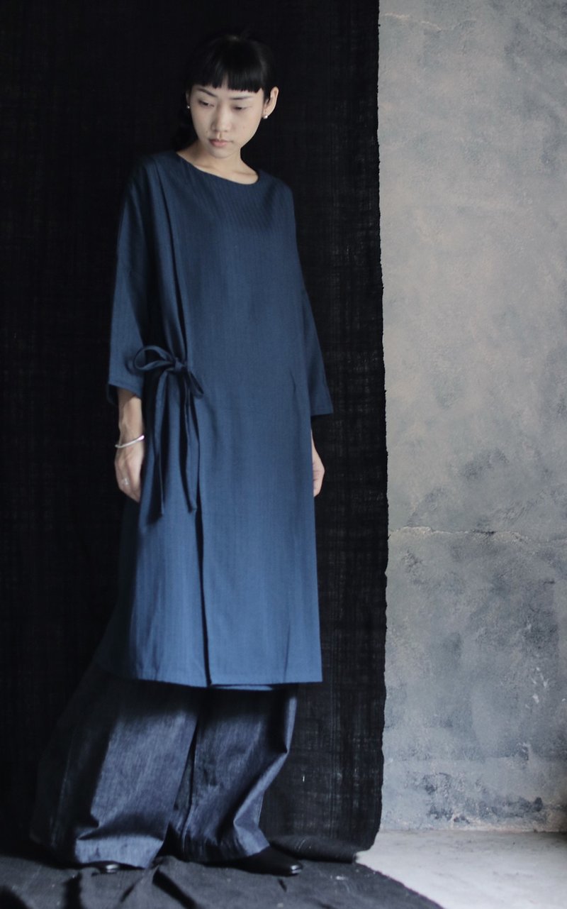 Chuan Yi WEAR BEING Two-piece Side Tie Robe Dress/Embossed Blue - ชุดเดรส - ผ้าฝ้าย/ผ้าลินิน สีน้ำเงิน