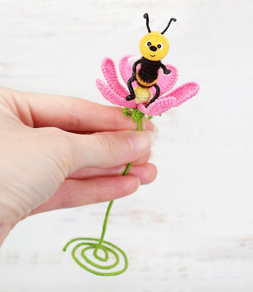 Sankatoys Crochet pattern Micro Bee with flower, PDF Digital Download, DIY mini amigurumi