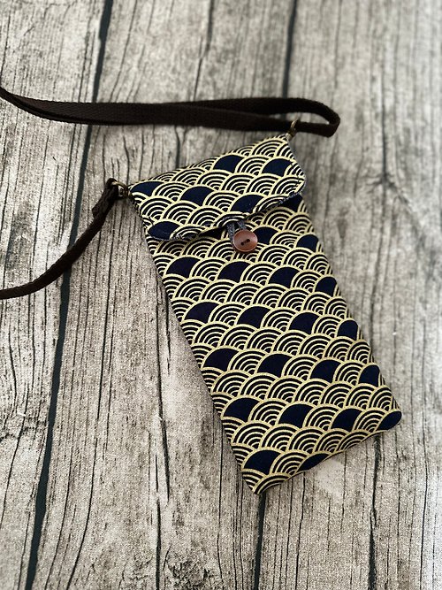 sunflowercorsage 手工縫製側肩斜揹手機包 復古和風金波浪 可拆可調節肩帶