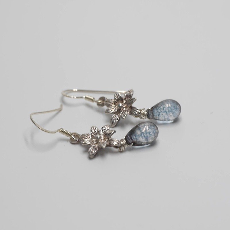 Candy Jewelry 925純銀藍灰色花朵琉璃耳環 耳勾(可改夾式) - 耳環/耳夾 - 琉璃 灰色