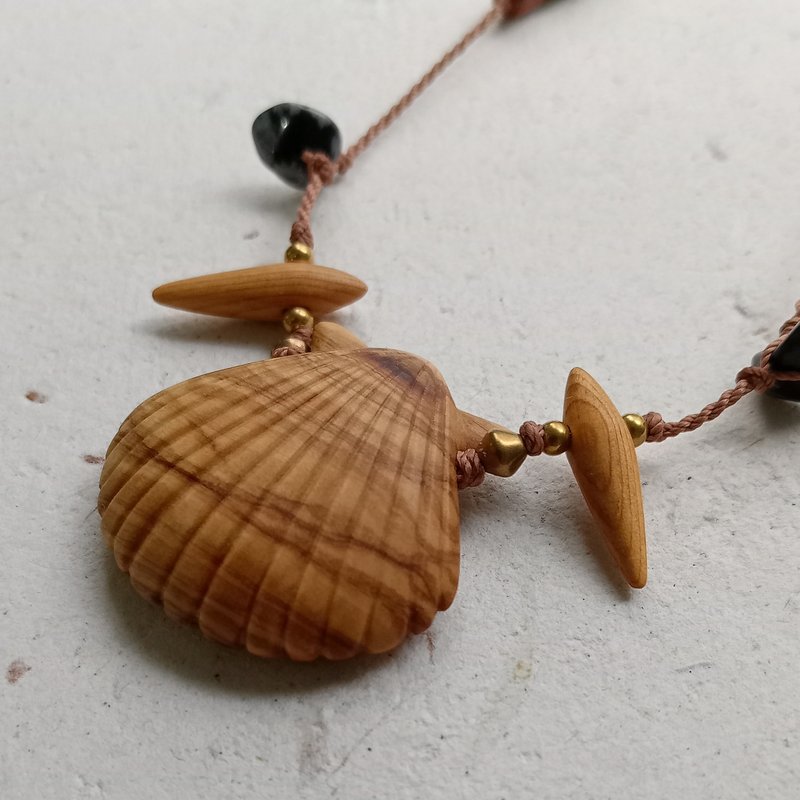 Olive wood scallop sea breeze glass necklace - สร้อยคอ - ไม้ สีนำ้ตาล