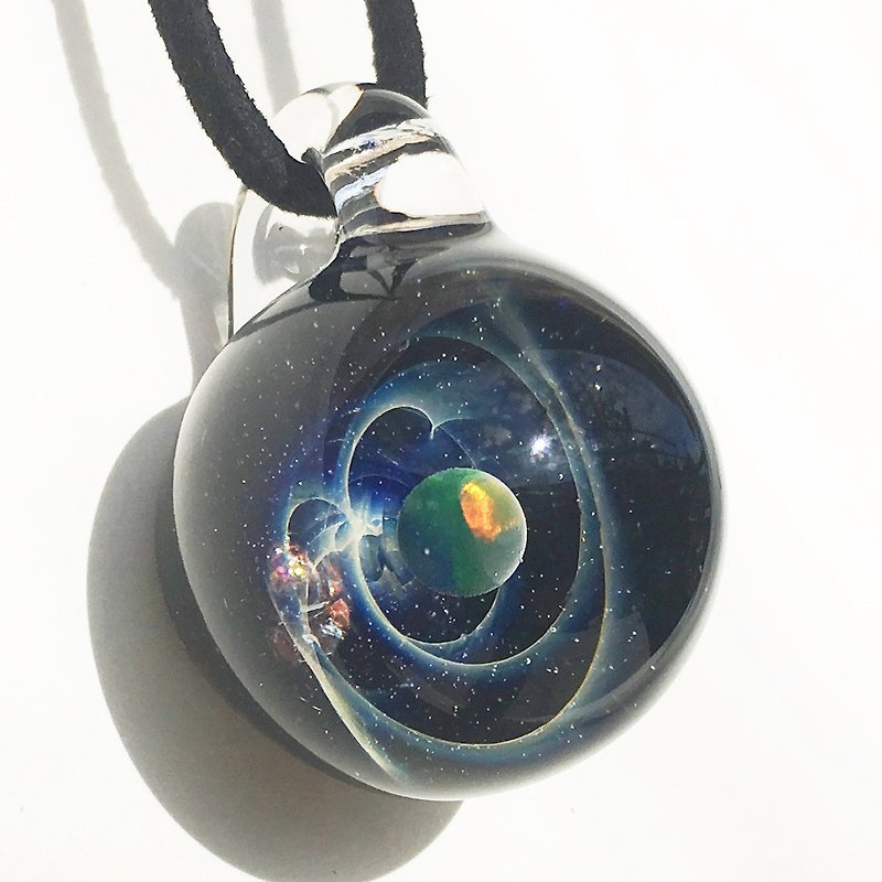 惑星の世界 #2 RGBオパール & 隕石入り ガラス ペンダント 宇宙 - ネックレス - ガラス ブルー