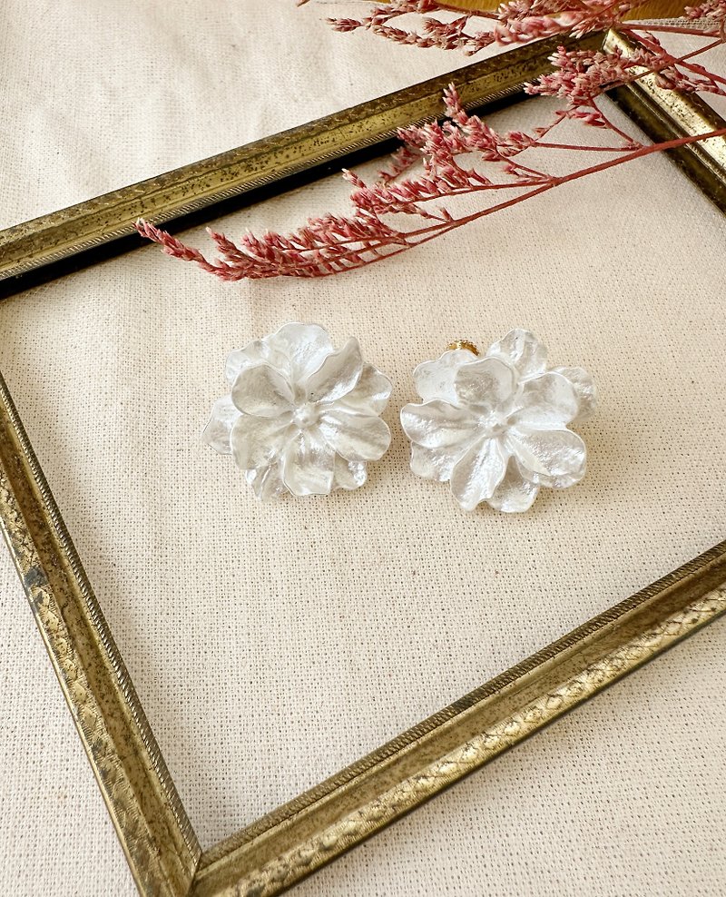 Miller Bridal Wedding Jewelry Brand-Vintage Flower Earrings - Earrings & Clip-ons - Other Metals White