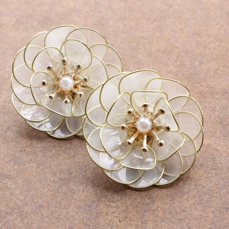 Glossy flower earrings white - 耳環/耳夾/耳骨夾 - 其他材質 白色
