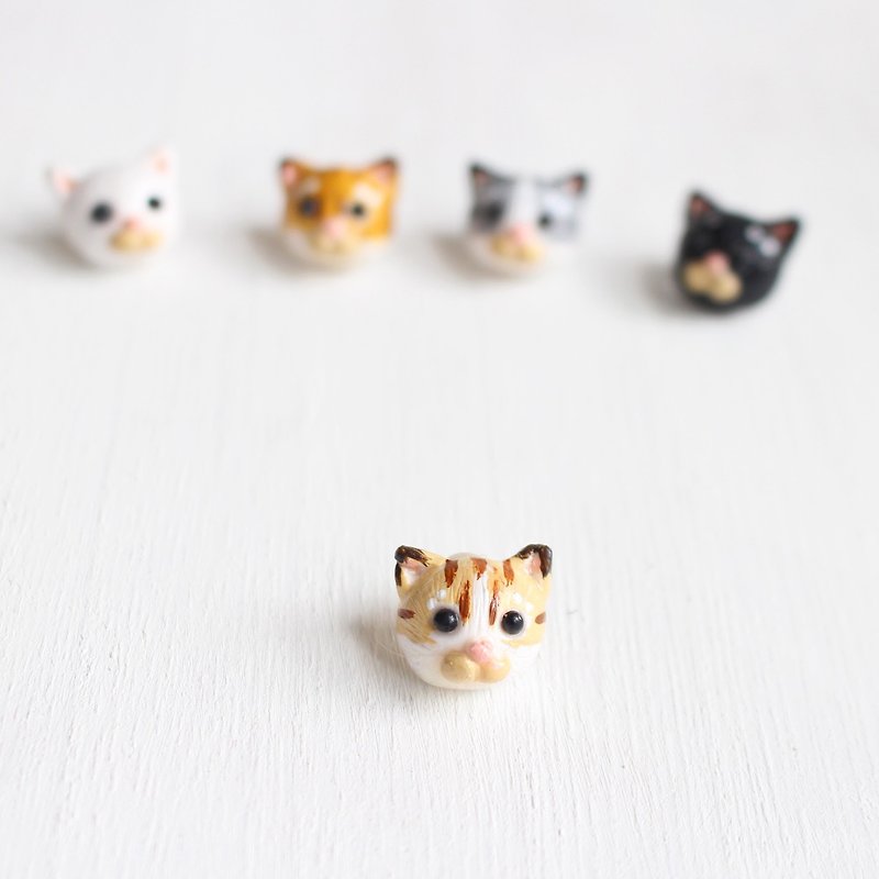 Tabby Cat stud earrings / clip on earrings - ต่างหู - ดินเผา สีกากี