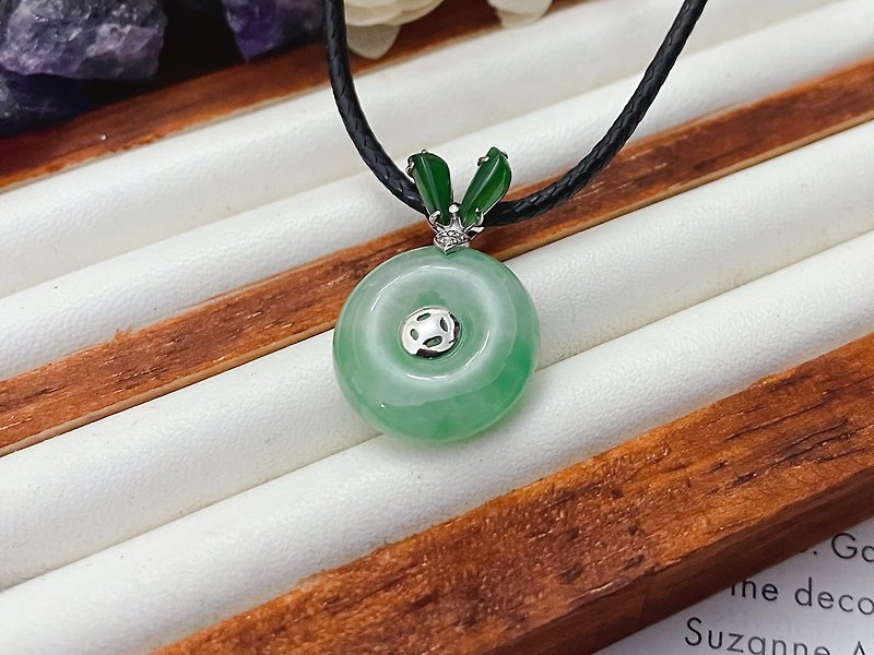 18K Pure Gold Diamond Natural Burmese A Goods Jade Bingyang Green Peace Rabbit Pendant Gift - พวงกุญแจ - หยก สีเขียว