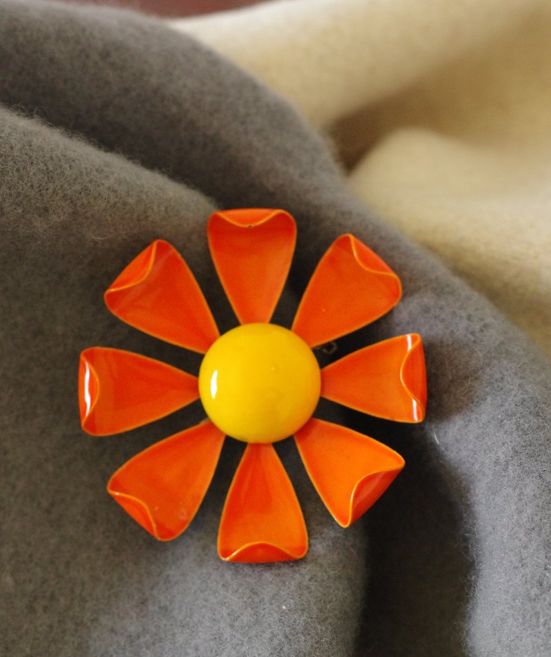 Antique three-dimensional two-color sunflower orange enamel brooch B2110 - เข็มกลัด - โลหะ สีทอง