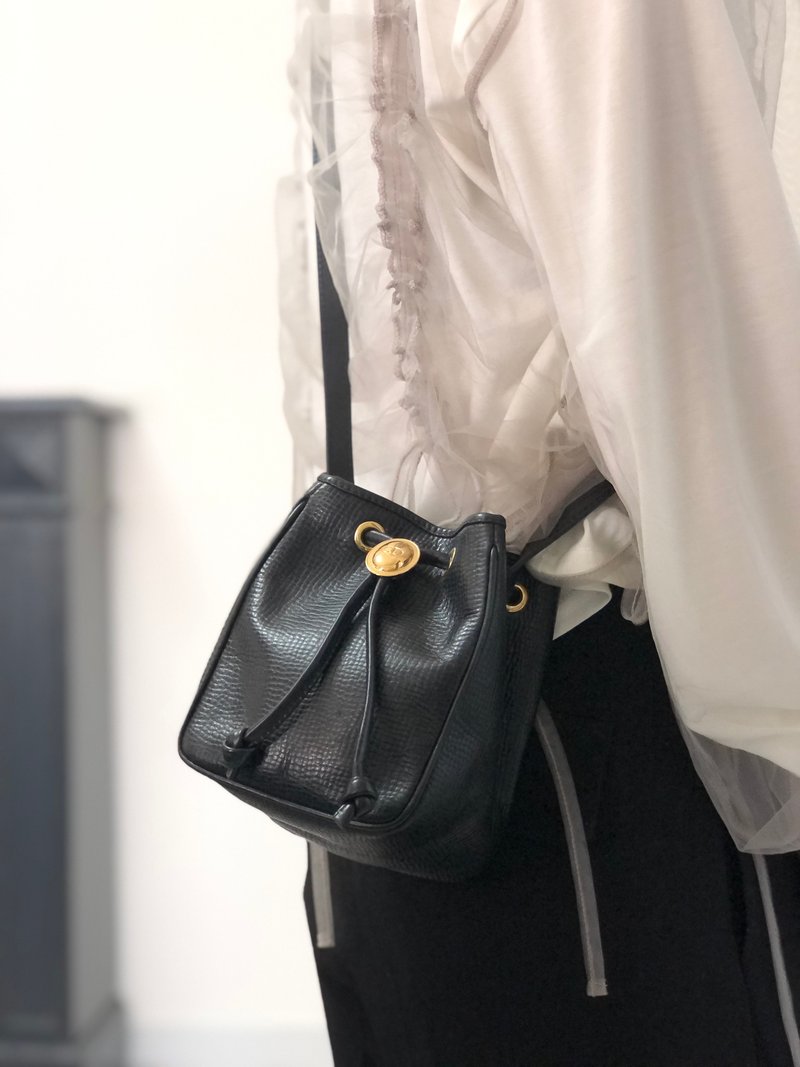 【 日本直送　名牌中古包 】Christian Dior クリスチャン ディオール ショルダーバッグ ブラック CDロゴ レザー 巾着 t4tu7b - ショルダーバッグ - 革 ブラック