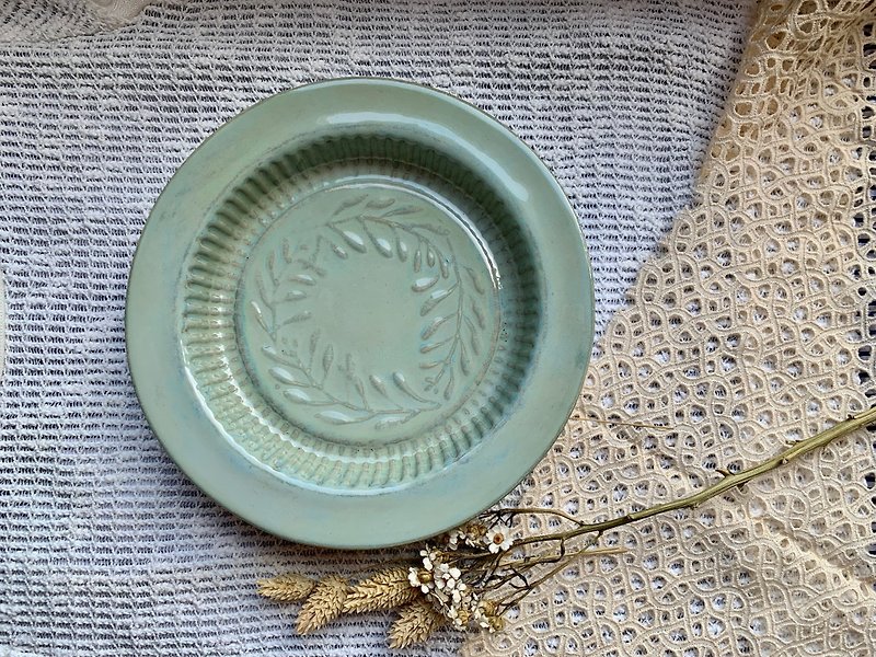 Morandi Green Olive Leaf Embossed Disc - จานและถาด - เครื่องลายคราม 