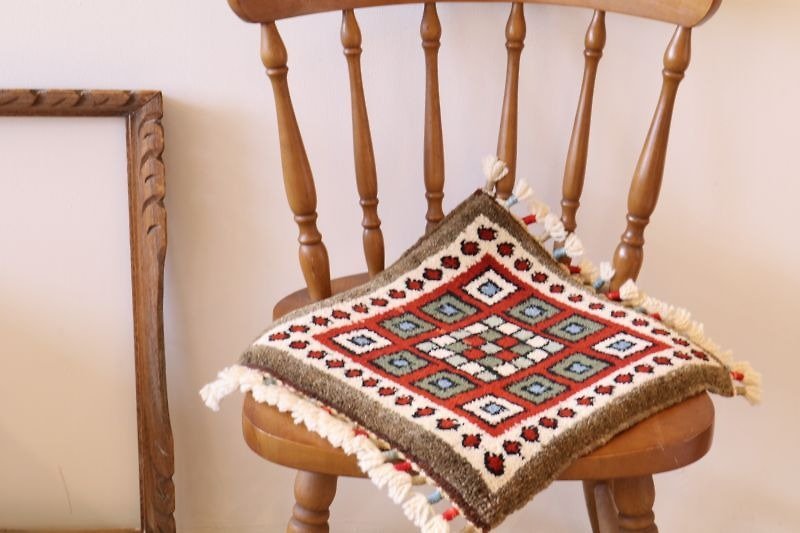 レッド×グレー 手織り 絨毯 座布団サイズ ウール 草木染め - 毛布・かけ布団 - その他の素材 グレー