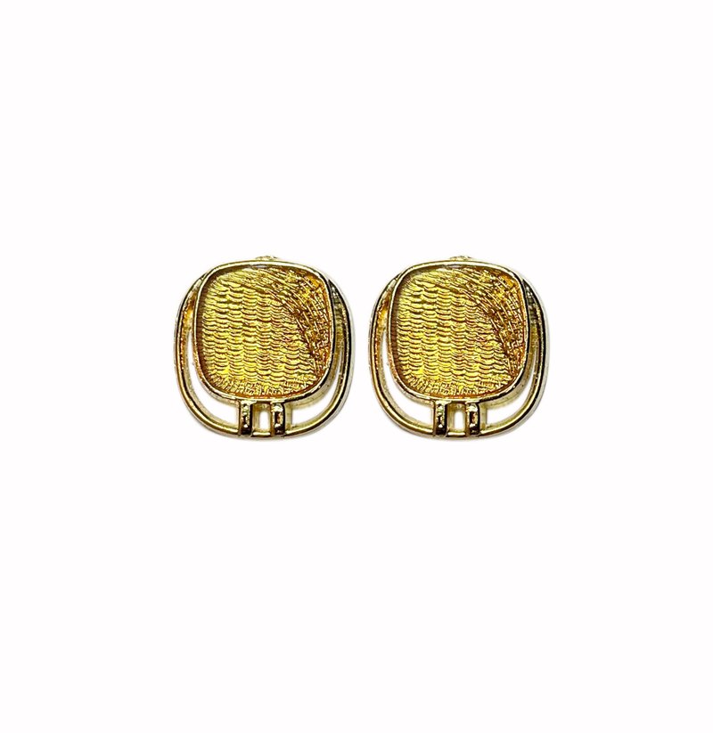 臺灣早期老扣耳環 / 金色 Early Taiwanese Button Earrings - 耳環/耳夾/耳骨夾 - 其他金屬 金色