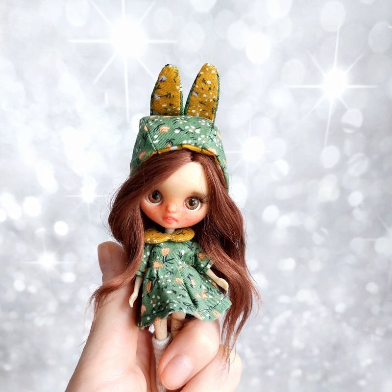 Miniature Blythe doll with natural brown hair. - 玩偶/公仔 - 塑膠 咖啡色