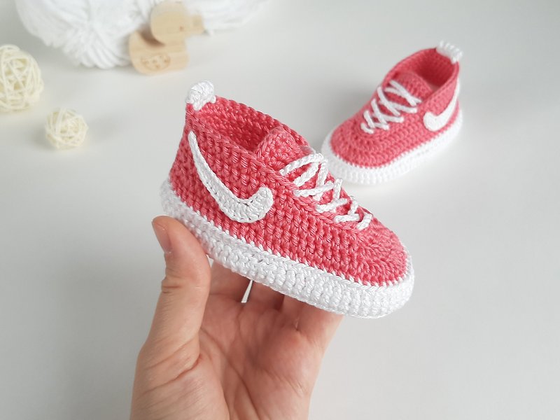 Baby girl booty pink crochet baby shoes, gift for daughter, newborn booties - รองเท้าเด็ก - วัสดุอื่นๆ สึชมพู