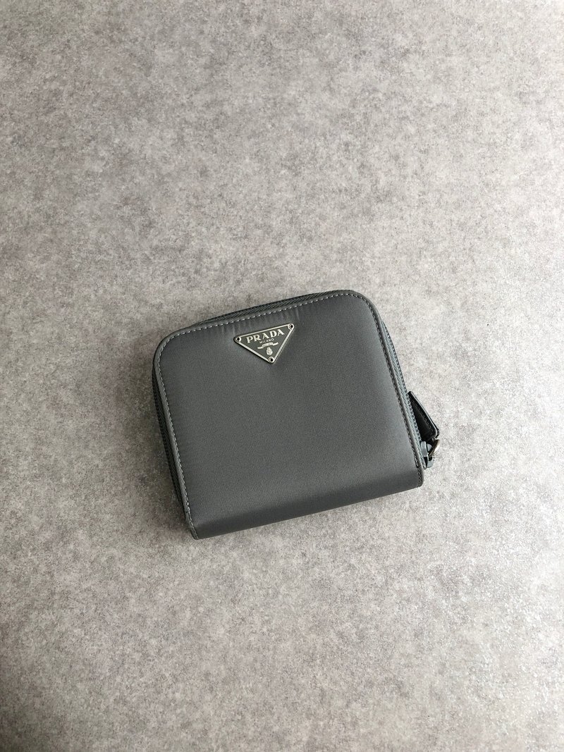 PRADA พราด้า กระเป๋าสตางค์, สีเทา, โลโก้สามเหลี่ยม, ไนลอน, กระเป๋าสตางค์แบบพับ - กระเป๋าสตางค์ - ไนลอน สีเทา