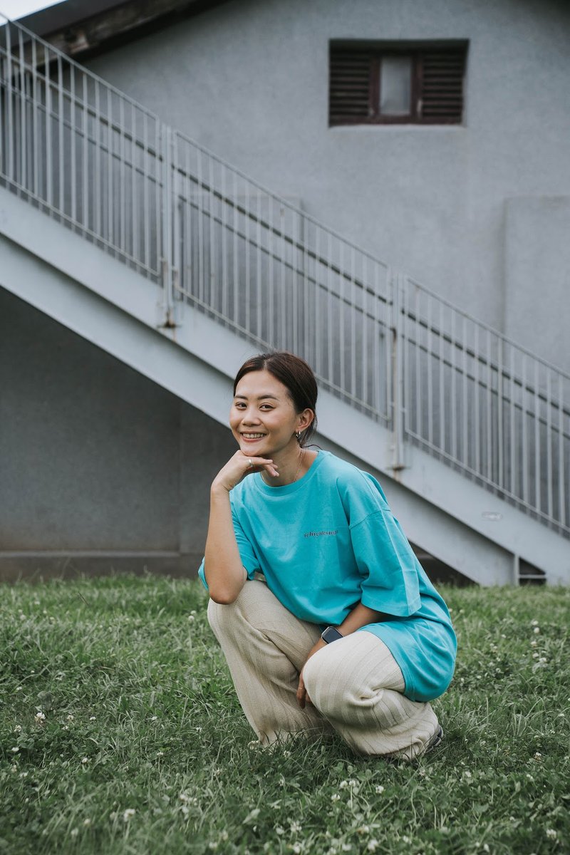 ICHIGO Good Simple Kick Shirt - Emerald Blue - เสื้อยืดผู้หญิง - ผ้าฝ้าย/ผ้าลินิน สีเขียว