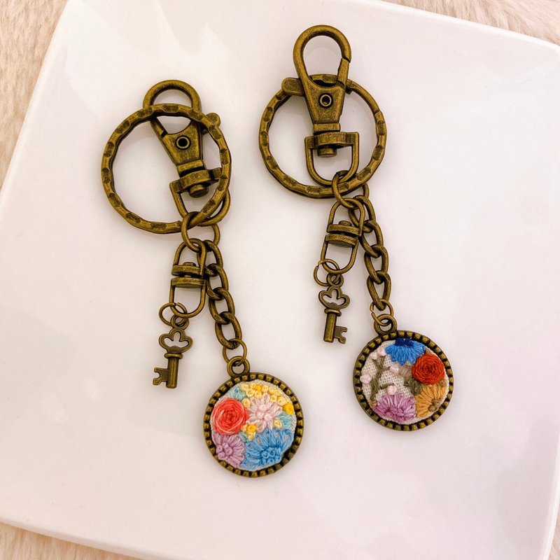 【花兒朵朵開】立體刺繡鑰匙圈 *生日 交換禮物* - 鑰匙圈/鑰匙包 - 其他金屬 咖啡色