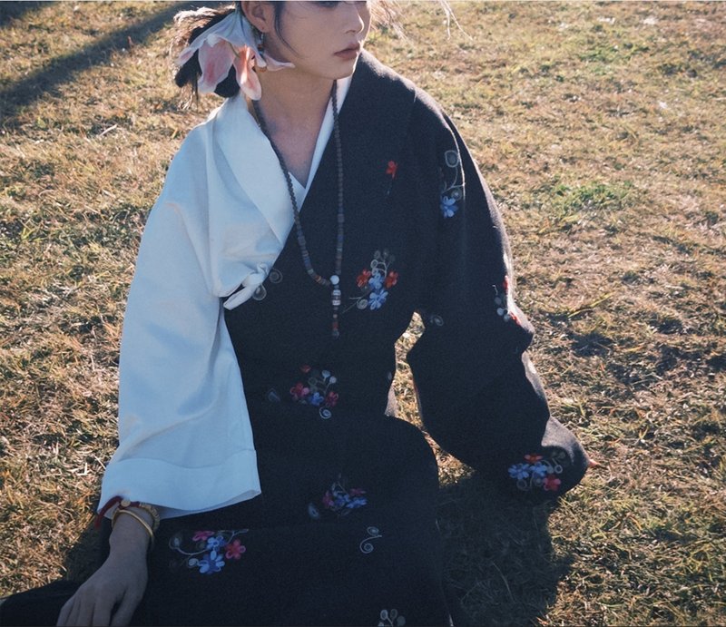 蘭若 新中式復古藏裝 刺繡花朵肌理藏袍大衣 - 其他 - 其他材質 黑色