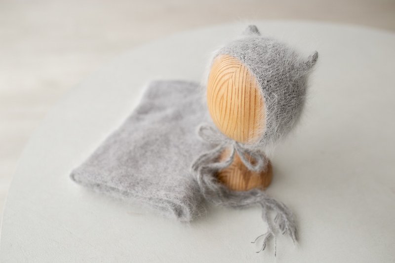 Grey hat with rug for newborns:the perfect outfit for a baby - 嬰兒飾品 - 其他材質 灰色