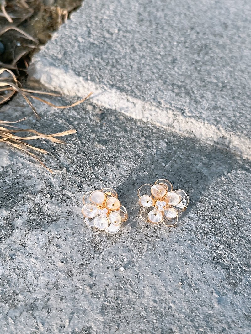 Double layer crystal flower on-ear style - ต่างหู - วัสดุอื่นๆ ขาว
